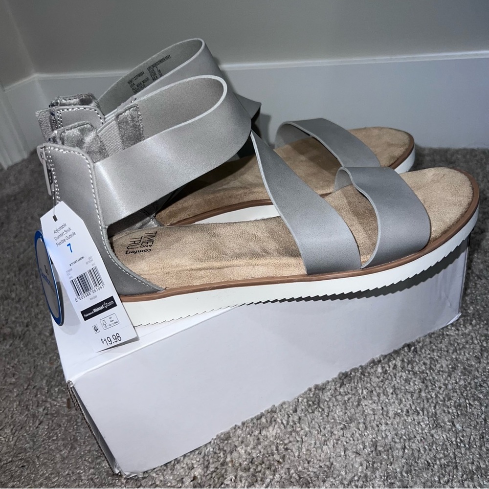 *NWT| Memory Foam| Sandals